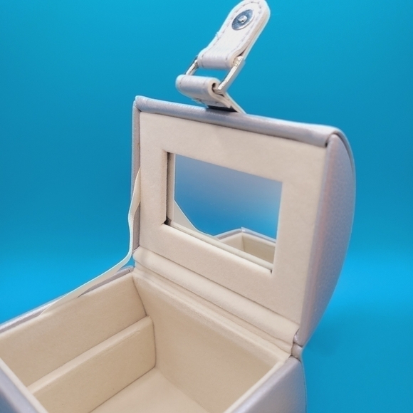 TRAVEL jewelry box or case. Silver faux leather. Mirror on the lid.🪞 - Picture 7 of 7